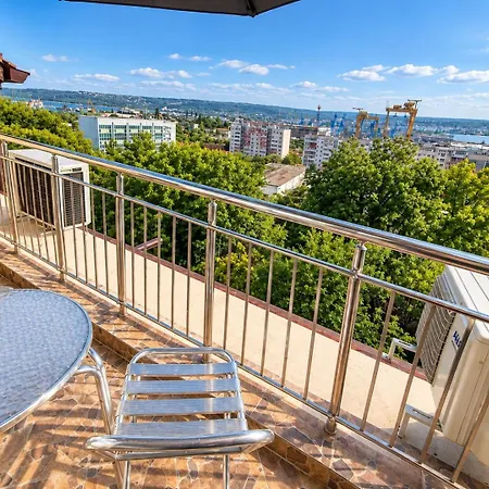 Spacious W/ Space For 6 Guests Apartment Warna