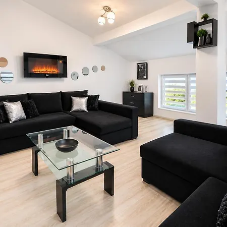 Spacious W/ Space For 6 Guests Warna