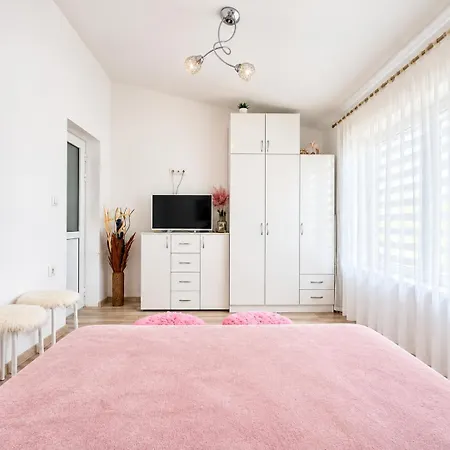 Spacious W/ Space For 6 Guests Apartment *