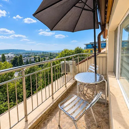 Apartment Spacious W/ Space For 6 Guests